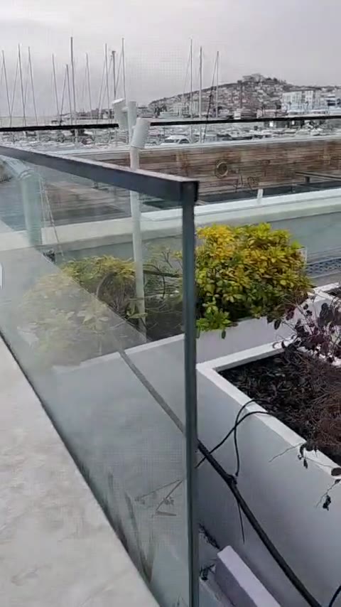 Teras çevresinde cam parapet uygulaması